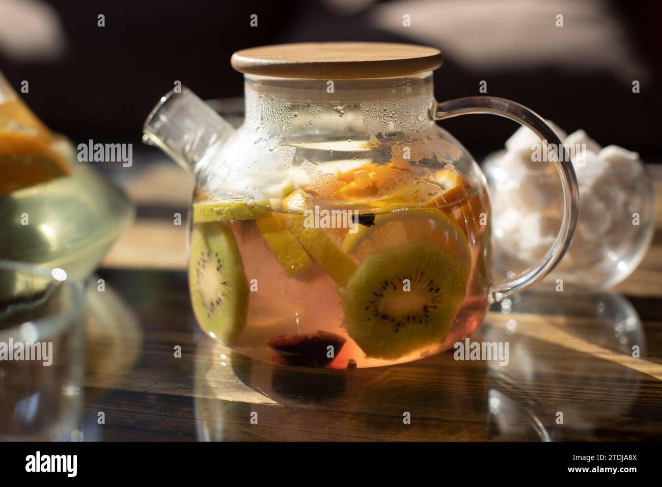 Tè sul tavolo. Bevanda alla frutta. Teiera di vetro. Piatti a tavola. Foto Stock