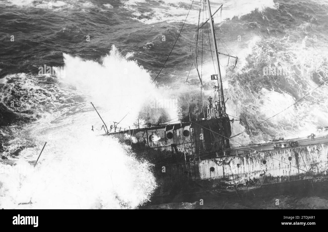 11/30/1927. Tempesta furiosa sulla costa della California. Il caccia nordamericano "Woodbury", dello squadrone del Pacifico distrutto dal mare contro le Rocks. Crediti: Album / Archivo ABC / Ortiz Foto Stock