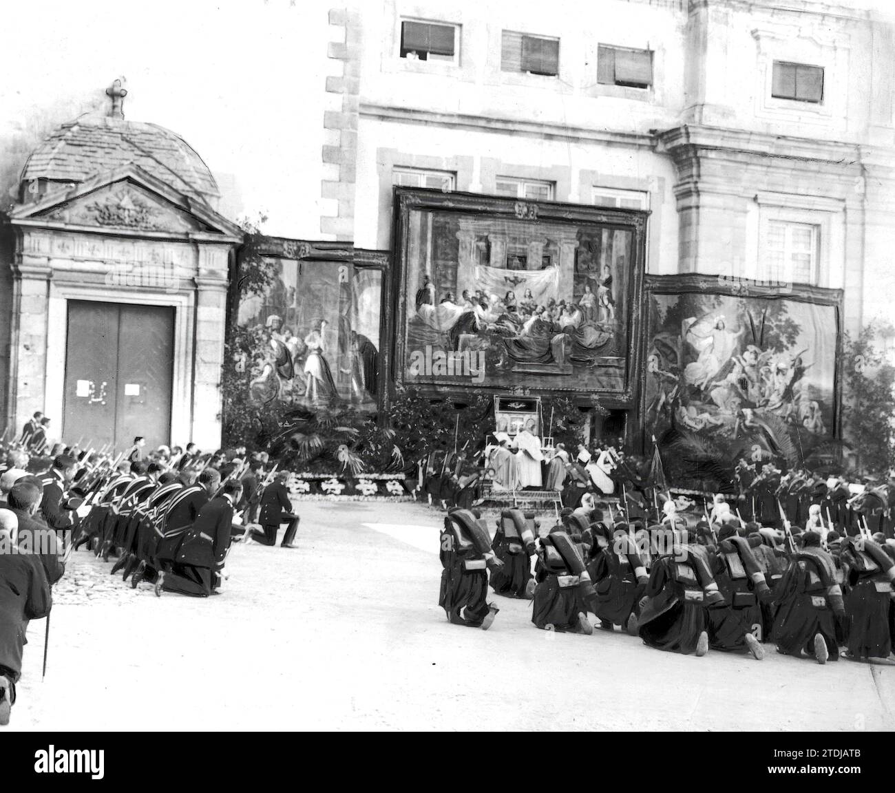 09/30/1906. I Kings on the Farm. San Ildefonso. Solenne messa di campagna celebrata domenica scorsa sulla spianata del palazzo con la partecipazione dei SS. Mm. Crediti: Album / Archivo ABC / Francisco Goñi Foto Stock