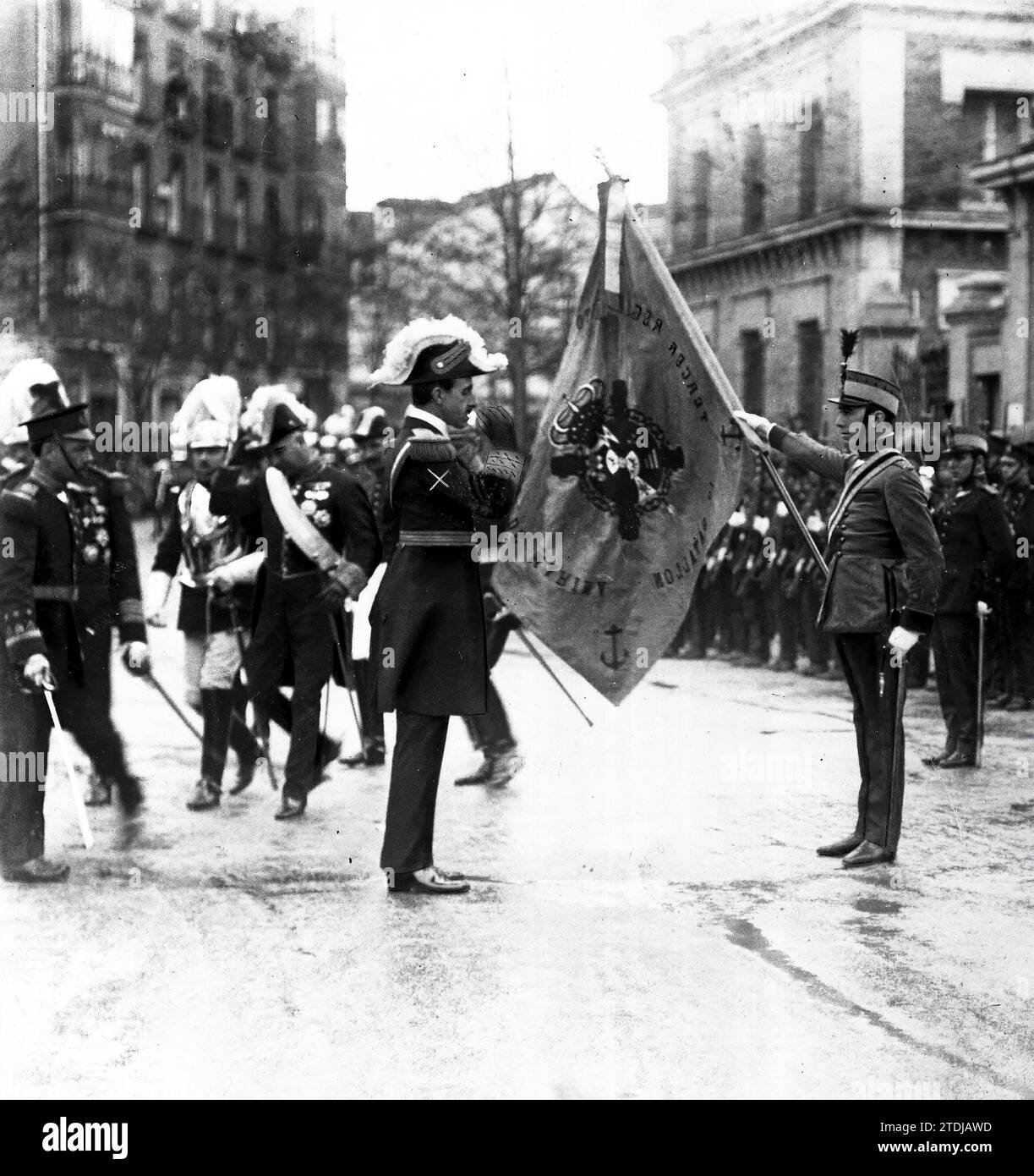 14/03/1921. Madrid. I funerali del signor Eduardo dato. Il re saluta la bandiera del corpo dei Marines al suo arrivo al Tempio di San Francisco il grande. Crediti: Album / Archivo ABC / Julio Duque Foto Stock