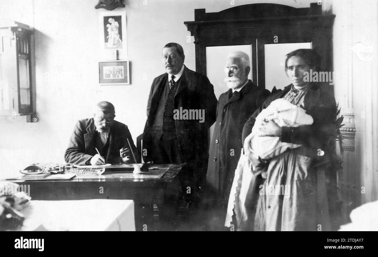 Bilbao, gennaio 1910. Goccia di latte clinica: Lo staff del Consiglio di amministrazione scrive le osservazioni di un infermiere bagnato. Crediti: Album / Archivo ABC / TORT Foto Stock