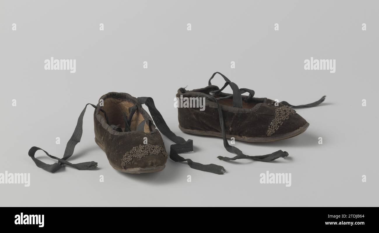 Scarpa in velluto nero, anonimo, c. 1800 - c. 1850 scarpa in velluto nero. Uguali a sinistra e a destra, cinturini in crosta, suola in pelle, decorata con perline metalliche (arrugginite). Paesi Bassi schoen: velluto (tessuto). zool: pelle. voering: pelle. Lino: Cotone (tessuto) scarpa in velluto nero. Uguali a sinistra e a destra, cinturini in crosta, suola in pelle, decorata con perline metalliche (arrugginite). Paesi Bassi schoen: velluto (tessuto). zool: pelle. voering: pelle. pelucchi: cotone (tessile) Foto Stock