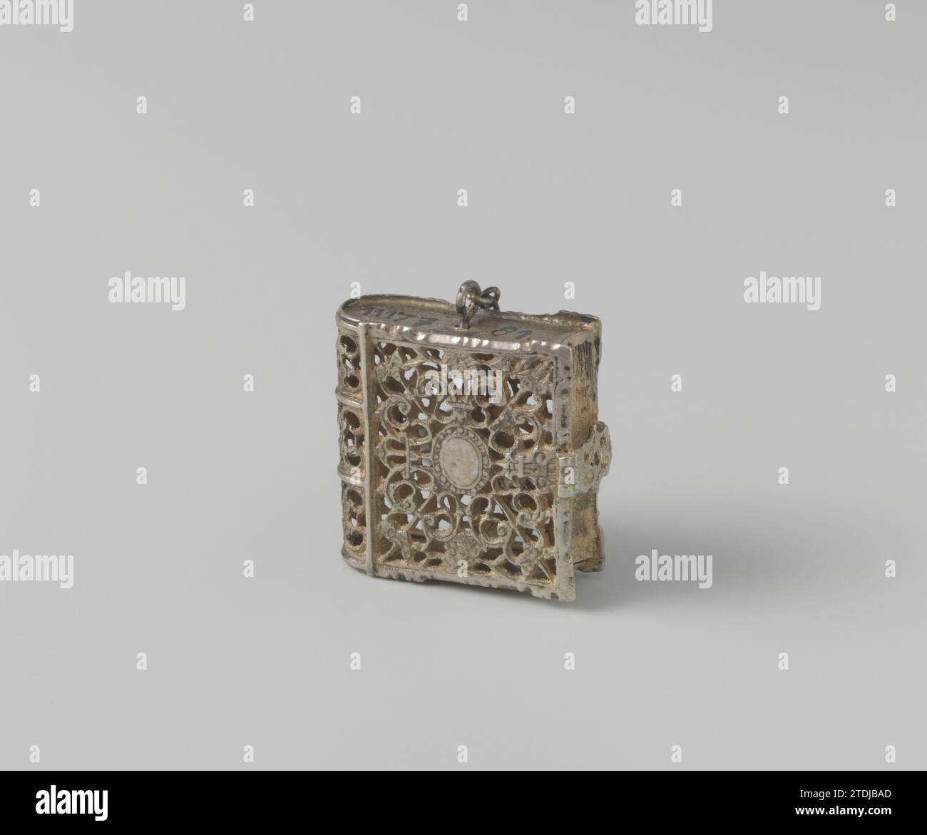 Box sotto forma di libro, anonimo, c. 1650 ha aperto la scatola sotto forma di libro. Nella parte superiore è presente una catena con un anello fissato all'estremità Nella parte inferiore è presente una piastra scorrevole con un pulsante. La casella non è contrassegnata. Cfr. Anche BK-14913-XXVIII. Argento olandese (metallo) ha aperto scatola sotto forma di libro. Nella parte superiore è presente una catena con un anello fissato all'estremità Nella parte inferiore è presente una piastra scorrevole con un pulsante. La casella non è contrassegnata. Cfr. Anche BK-14913-XXVIII. Argento olandese (metallo) Foto Stock