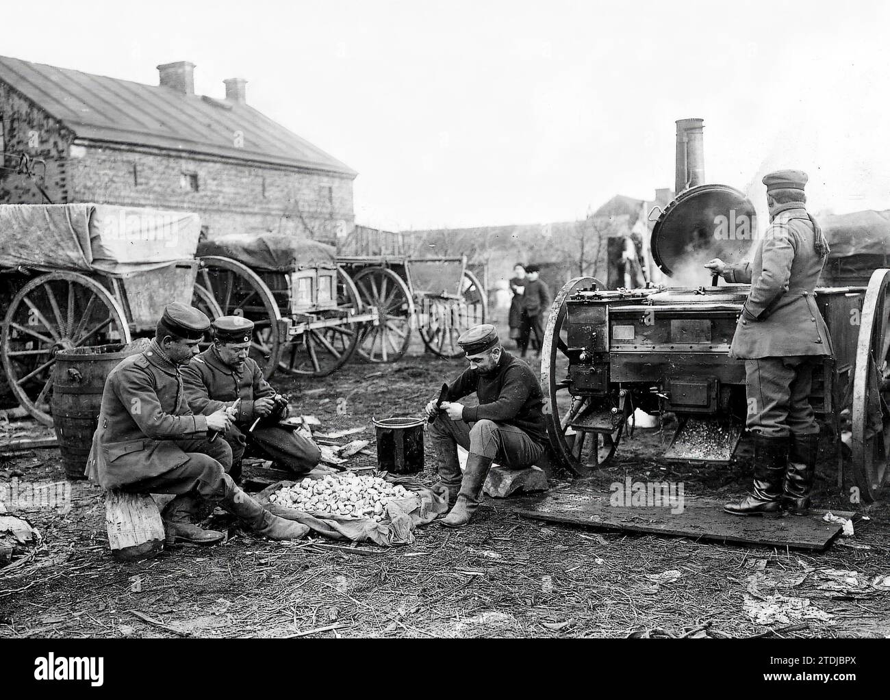 08/01/1915. I tedeschi in campagna. Gruppo di soldati che preparano il ranch in una città occupata nella Polonia russa. Foto: A. Grohs - data approssimativa. Crediti: Album / Archivo ABC Foto Stock