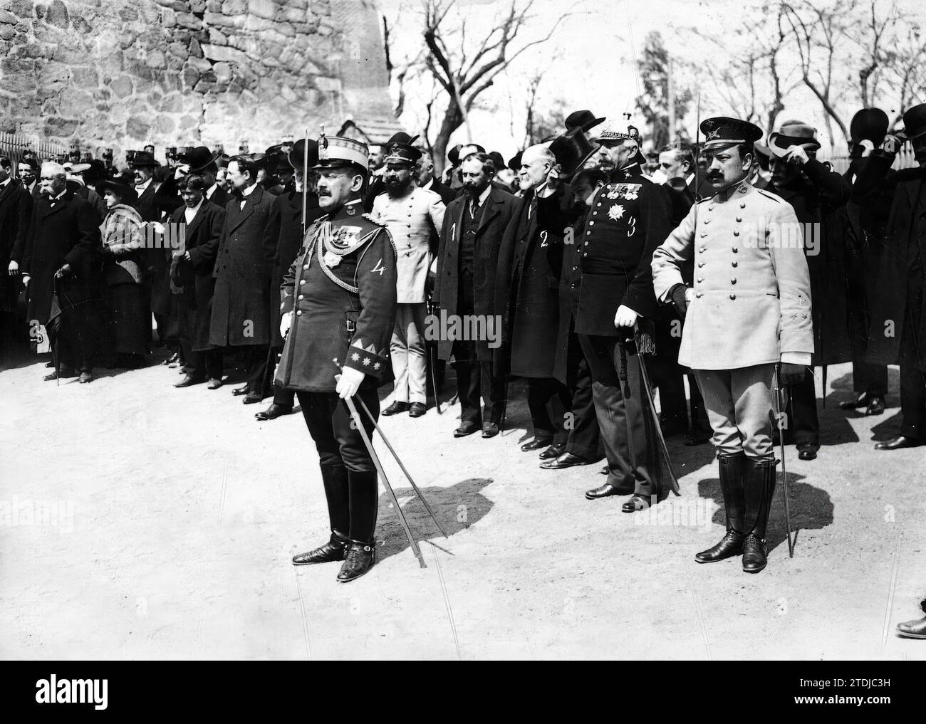 03/26/1913. M. Steeg a Toledo. L'ex ministro francese (1), il signor López Muñoz (2), il governatore militare, il signor Moltó (3) e gli ospiti dell'escursione osservando il battaglione di studenti di fanteria manovrare sotto il comando del loro colonnello, il signor Martínez Nest (4). Crediti: Album / Archivo ABC / Francisco Goñi Foto Stock