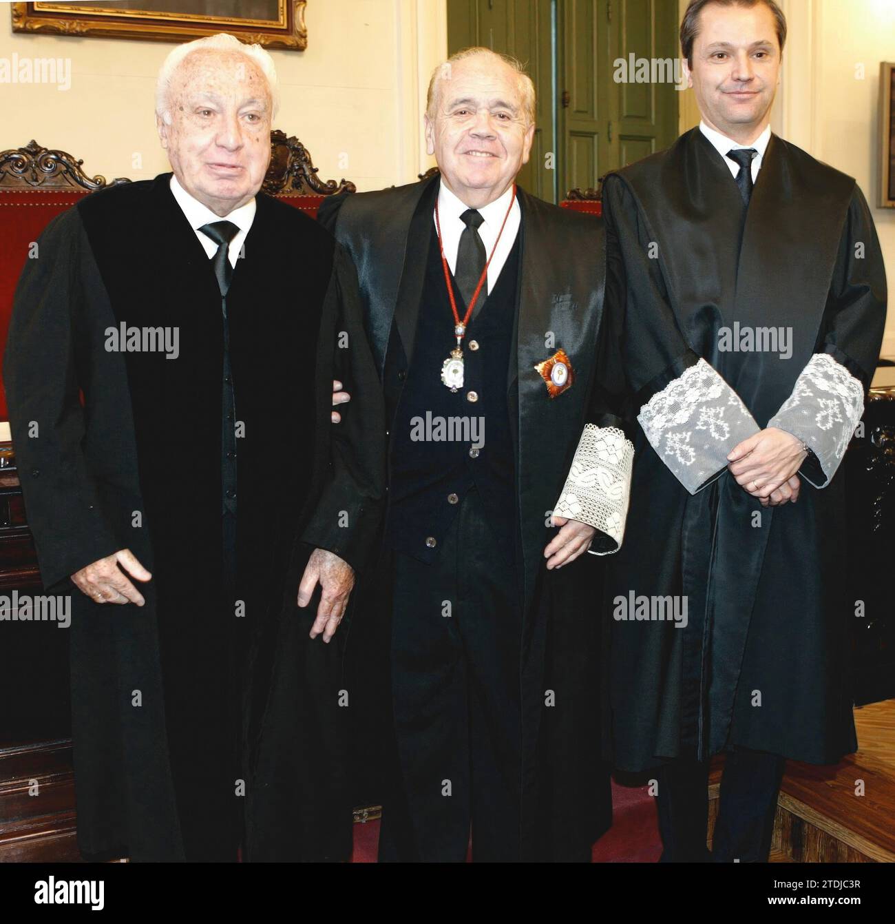 14/12/2006. Madrid 12-15-06: Manuel Jimenez de Parga riceve un diploma e una medaglia dal presidente dell'ordine degli Avvocati Luis Martí Mingarro, per cinquant'anni dedicato alla pratica del diritto. Foto: Sigefredo. ArchDC. Crediti: Album / Archivo ABC / Sigefredo Camarero Foto Stock