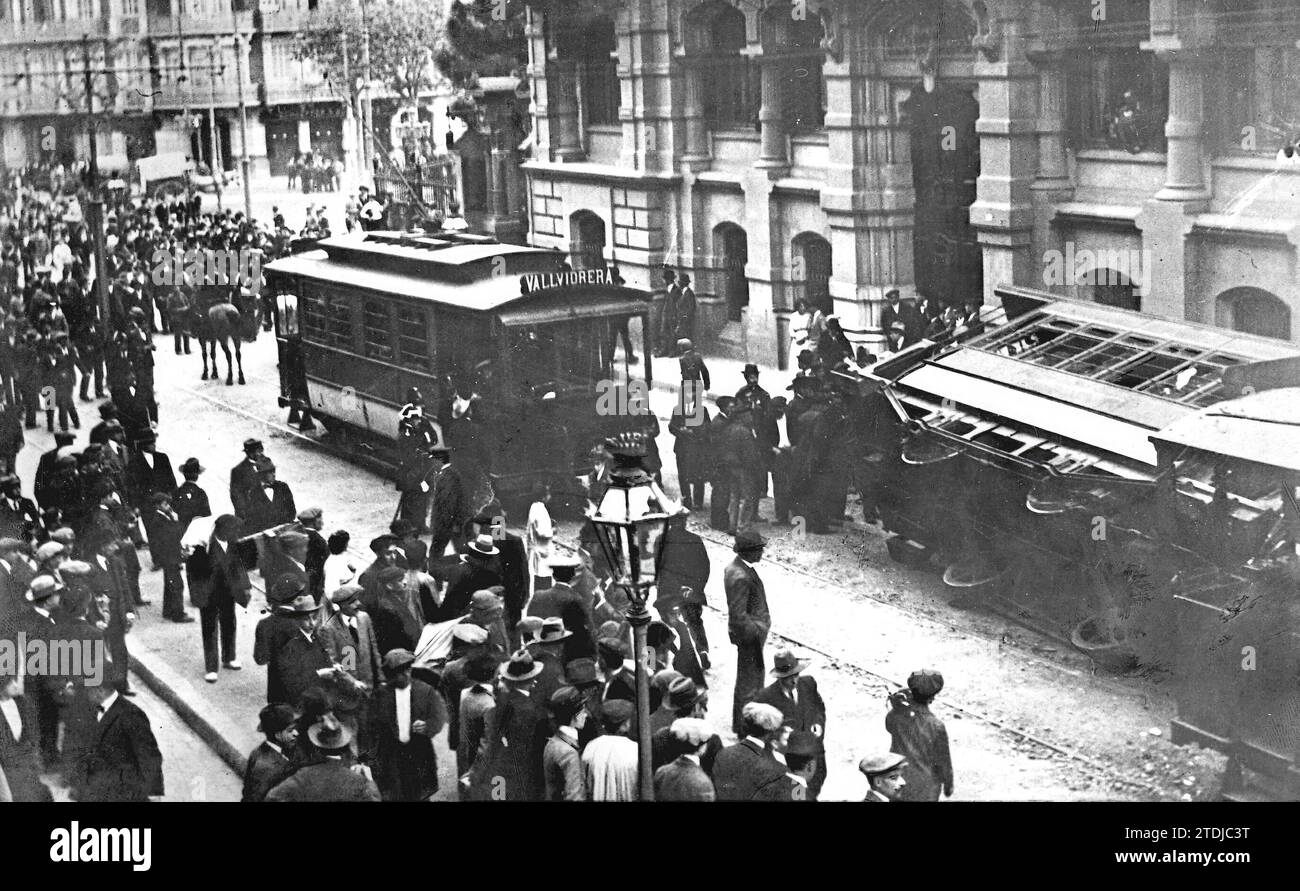 10/31/1913. L'origine dei disturbi. Apparizione di Balmes Street durante gli eventi e vista del tram rovesciato dai manifestanti - data approssimativa. Crediti: Album / Archivo ABC Foto Stock