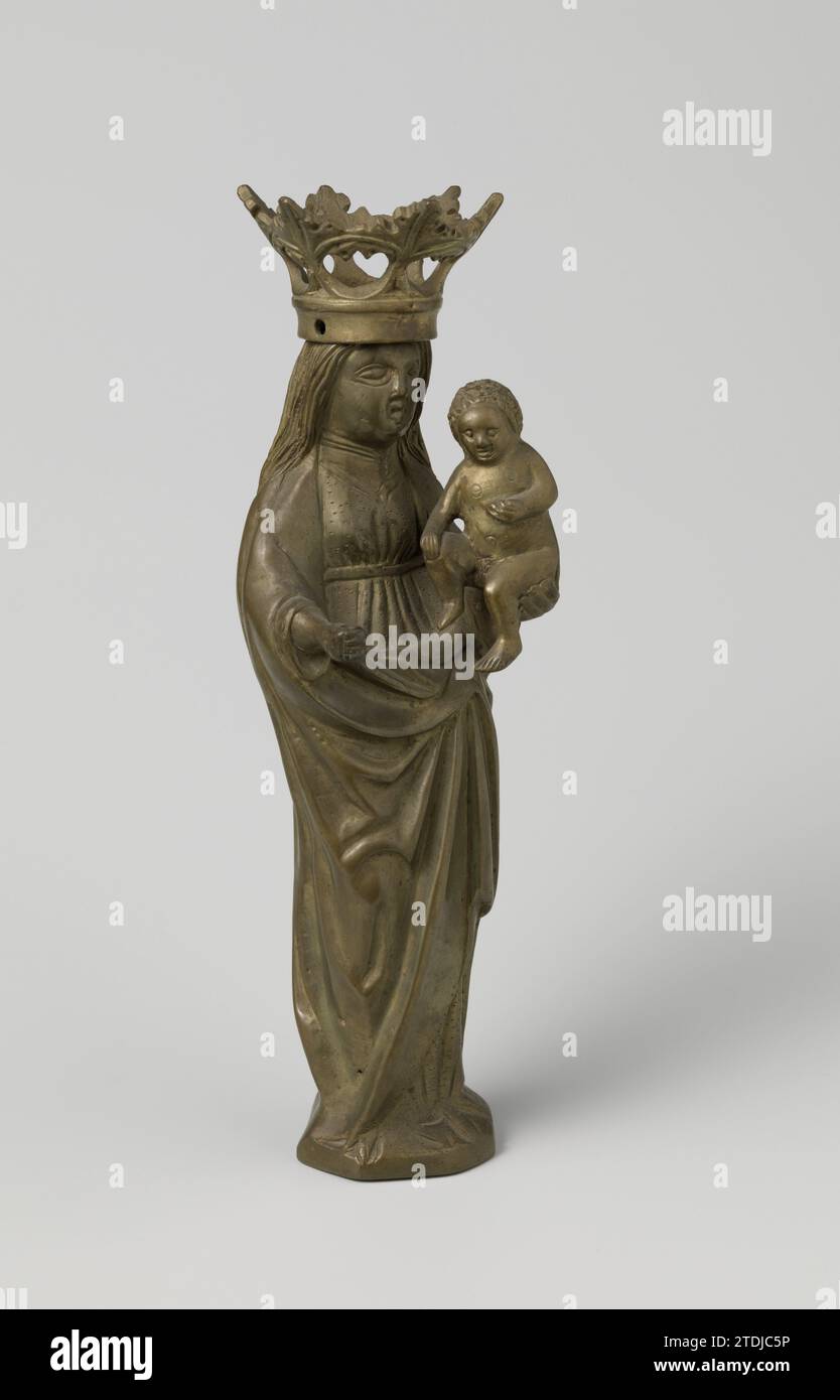 Maria met Kind, anonimo, c. 1500 - c. 1550 l'immagine è composta da quattro parti fuse, che sono incorniciate o pugnalate: Maria, la sua mano sinistra con il bambino di Cristo, la sua mano destra e la corona. La Maria in piedi è la parte più grande. Indossa una copertura che è tenuta insieme da una gola e da un mantello. La figura viene fornita per svuotare, abbassare e sommare le aperture. La mano sinistra con il bambino di Cristo e la mano destra sono collegate alla Maria per mezzo di una vite. La mano destra conteneva uno scettro, che è andato perso. La corona allentata è dotata di tre fori, che corrispondono ai fori nella h. Foto Stock