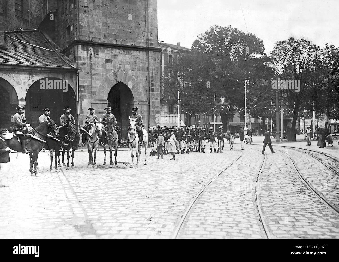 07/31/1910. Forze dell'esercito e guardia civile a guardia della chiesa di San Nicolás, situata sul Paseo del Arenal. Crediti: Album / Archivo ABC / Ricardo Santalo Foto Stock