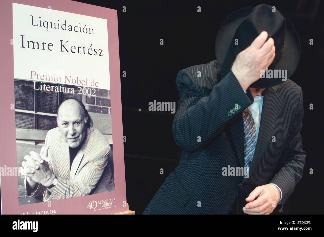 Madrid, 03/09/2004. Presentazione del libro di Imre Kertesz» liquidation «. Foto Daniel G. López. ArchDC. Crediti: Album / Archivo ABC / Daniel G. López Foto Stock