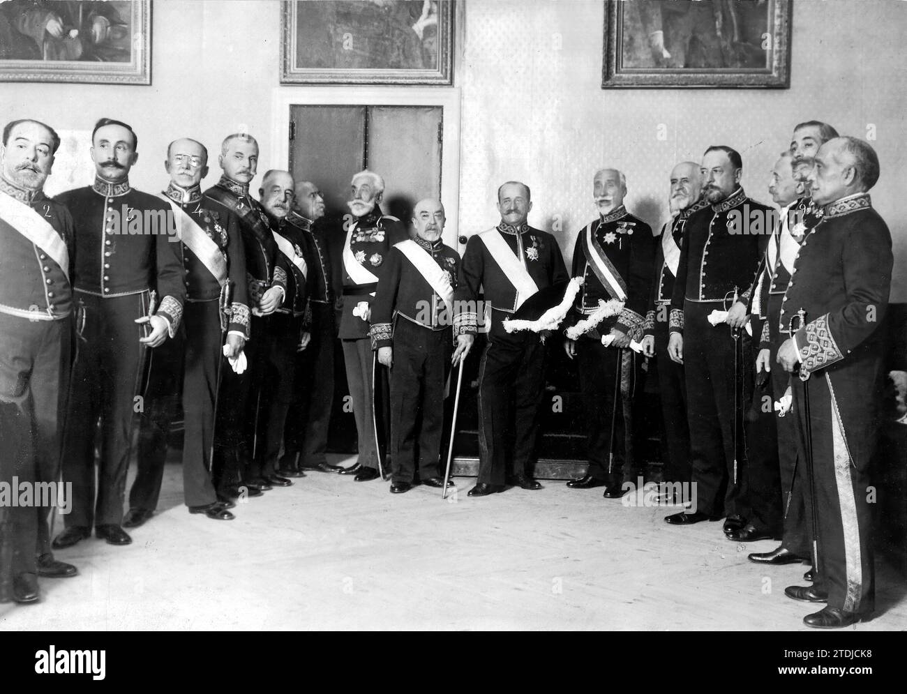 07/03/1918. In seno al Consiglio di Stato: Il capo del governo, sig. Maura (1), con il Consiglio, dopo la riunione di ieri, in cui sono entrati in carica i nuovi Consiglieri, sig. Burrell (2) ventosa (3). Ruíz Jiménez (4), Gimeno (5), General Luque (6), López Muñoz (7).» Fernández Prida (8) e Duca di Almodóvar (9) foto Zegri. Crediti: Album / Archivo ABC / José Zegri Foto Stock