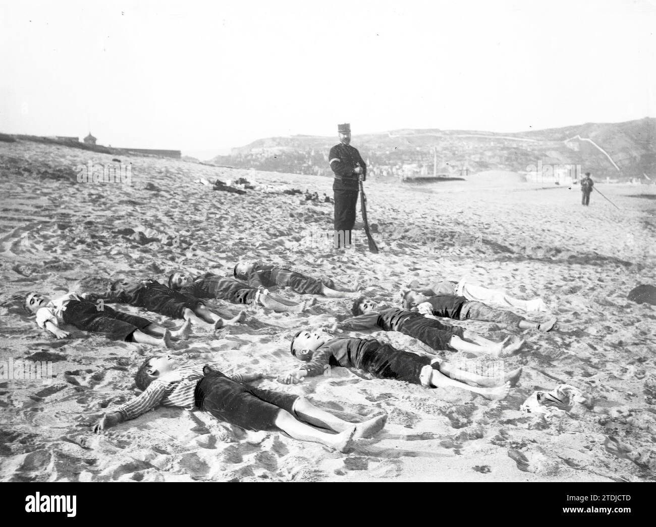 Barcellona. Marzo 1912. Scuola all'aperto Gypsy. Gli studenti prendono il sole sulla spiaggia dopo una sessione di allenamento corpo. Crediti: Album / Archivo ABC / José Arija Foto Stock