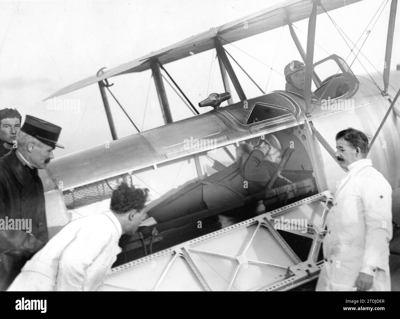 10/01/1926. Bruxelles. Nel campo dell'aviazione. I re del Belgio hanno partecipato l'altro giorno alle prove di un aereo medico per rendersi conto delle sue condizioni, la regina Elisabetta desiderava essere trasportata su un volo proprio come sarebbero stati i feriti, e a questo scopo e' stata posta su una barella, come appare in questa registrazione, e' cosi' che faccio il viaggio aereo. Crediti: Album / Archivo ABC / Vidal Foto Stock