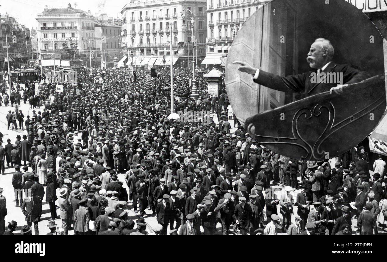 Madrid, 01/05/1912. 1° Festival di maggio. Aspetto che la Puerta del Sol offrì come dimostrazione passava. Nell'angolo in alto a destra Pablo Iglesias si rivolge ai manifestanti da un balcone della casa cittadina. Crediti: Album / Archivo ABC / Francisco Goñi Foto Stock