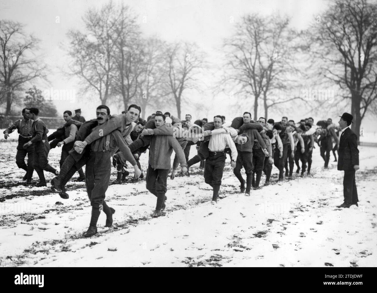 Londra. Marzo 1915. I nuovi soldati inglesi. Addestramento di volontari del 9° battaglione del reggimento di Londra ("Queen Victoria Rifles") a Hyde Park. Crediti: Album / Archivo ABC Foto Stock