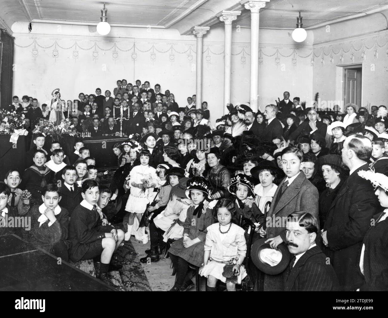 02/28/1915. Nel centenario di Santa Teresa a Madrid. La sala delle assemblee del centro di difesa sociale durante la serata letteraria celebrata in occasione del centenario di Santa Teresa. Crediti: Album / Archivo ABC / José Zegri Foto Stock