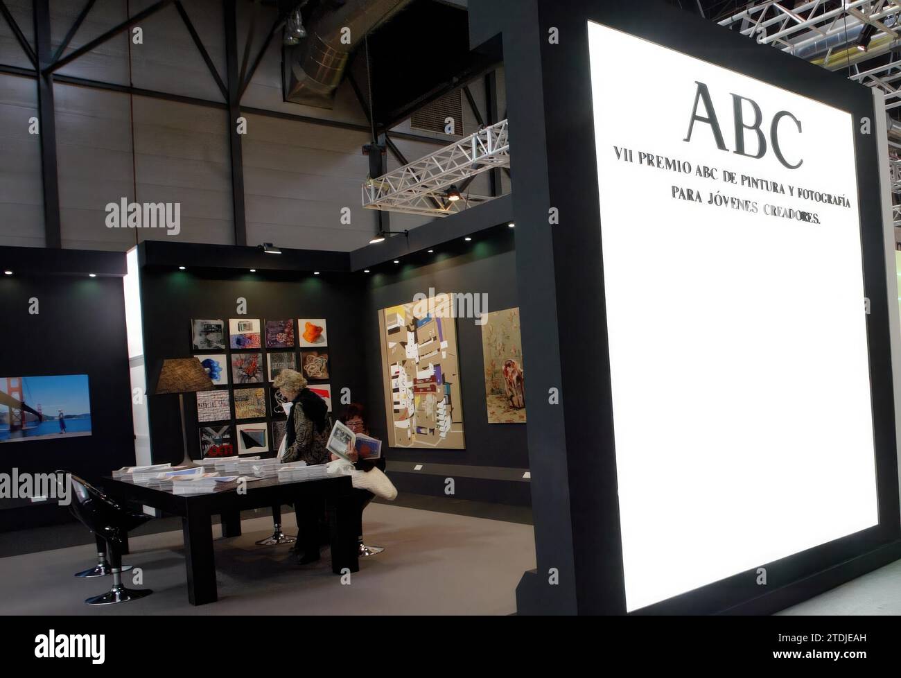 Madrid, 02/08/2006. Un aspetto dello "stand" di ABC ad ARCO, dove sono esposte le opere premiate nel VII Premio ABC per la pittura e la fotografia per i giovani creatori. Crediti: Album / Archivo ABC / Ángel de Antonio Foto Stock