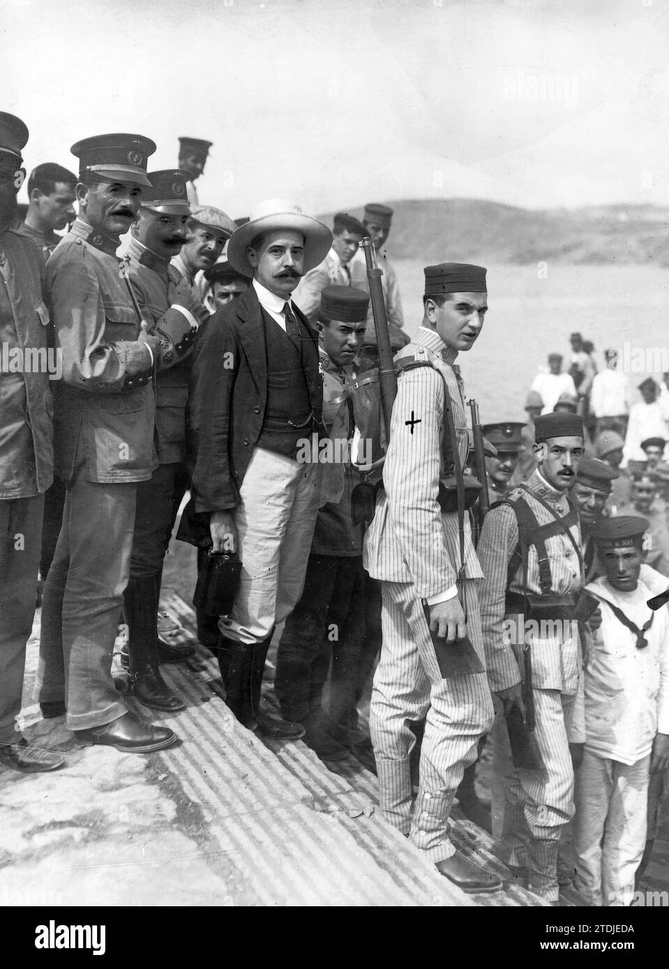 07/10/1913. Dalla campagna in Marocco. Figlio del ministro delle Finanze Estanislao Suárez Inclán (X) e del giovane aristocratico Juan Ignacio Lacasa, al momento dell'imbarco a Ceuta per il campo delle operazioni di Tetuán. Crediti: Album / Archivo ABC / Rodríguez Foto Stock