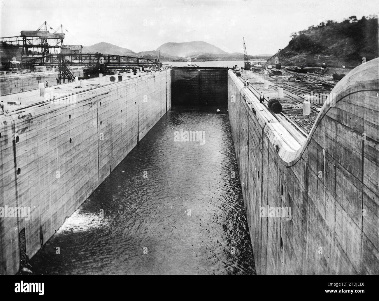 Panama, 11/10/1913. Un'opera di importanza colossale. Vista di una delle chiuse del Canale di Panama, la cui apertura trasformò radicalmente il trasporto marittimo. Crediti: Album / Archivo ABC / Louis Hugelmann Foto Stock