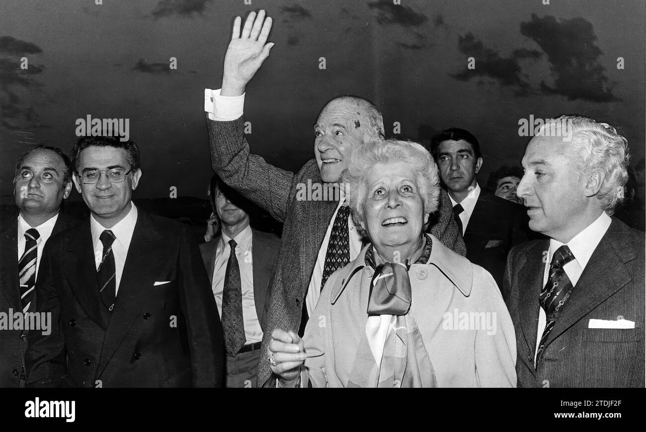 Tarradellas e sua moglie al loro arrivo a Madrid, dall'esilio, il 20 ottobre 1977. Appaiono con il ministro del lavoro Manuel Jiménez de Parga e il consigliere presidenziale Salvador Sánchez Terán. Foto: Luis Alonso ("ABC"). Crediti: Album / Archivo ABC / Luis Alonso Foto Stock