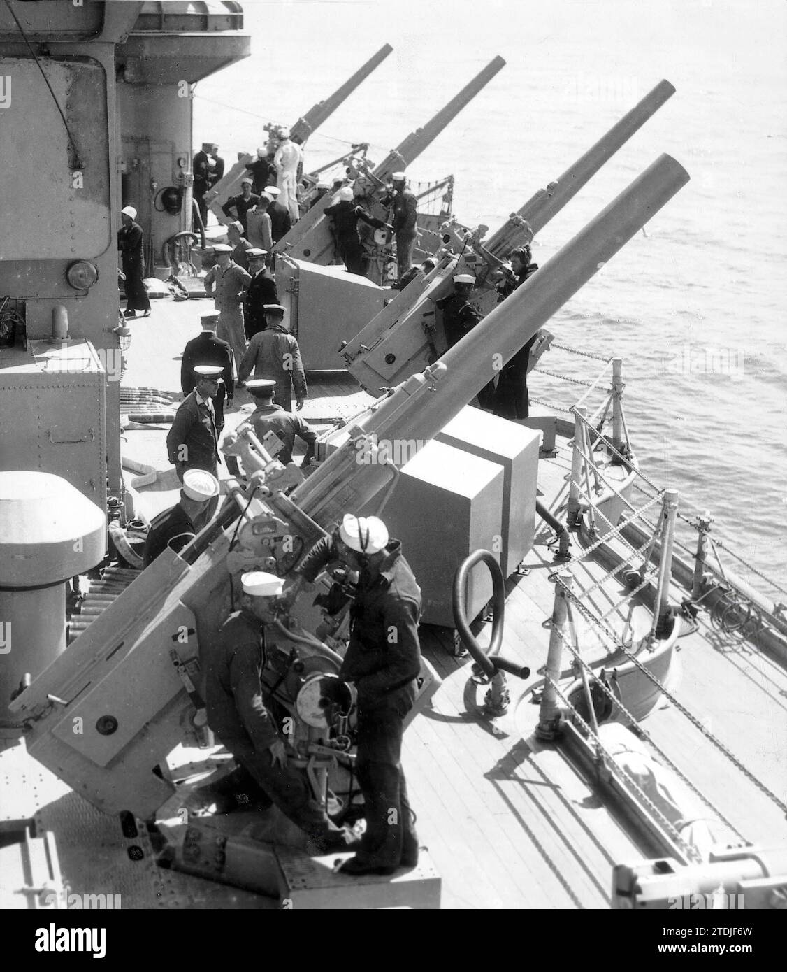 04/30/1926. Nuova artiglieria della marina nordamericana. Cannoni antiaerei appena installati sulla corazzata "West Virginia", i cui test hanno dato un risultato sorprendente, raggiungendo colpi a 4000 metri di altezza. Tutte le navi da guerra degli Stati Uniti saranno dotate di questo armamento. edizione tarda. Crediti: Album / Archivo ABC / Ortiz Foto Stock