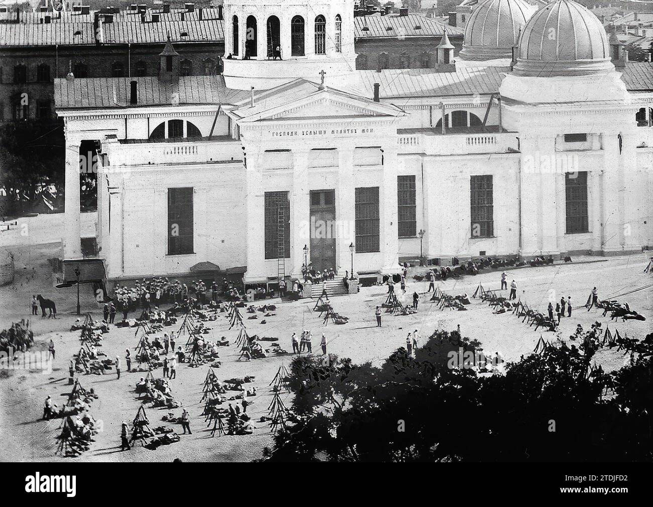 10/19/1905. La rivoluzione russa - le truppe russe si accamparono di fronte alla cattedrale di Odessa durante gli ultimi eventi. Crediti: Album / Archivo ABC Foto Stock