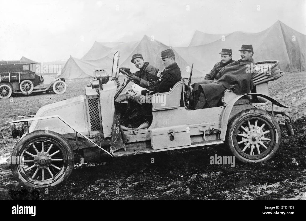 01/01/1915. Aviatori e automobilisti francesi. Il famoso Brindejonc des Moulinais (accanto all'autista) con Gastinger e Gongenheim, che portano al quartier generale rapporti di una ricognizione effettuata da loro. Crediti: Album / Archivo ABC / M. Rol Foto Stock