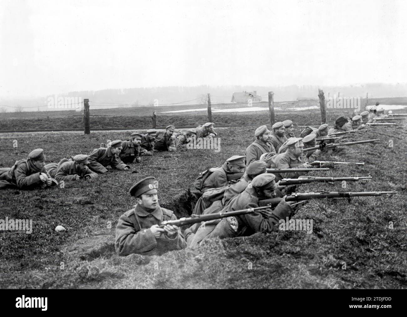 01/19/1915. La guerra in Oriente. Soldati russi in una trincea durante una battaglia vicino al confine tedesco. Foto: Gebrüder Haeckel. Crediti: Album / Archivo ABC / Gebruder Haeckel Foto Stock