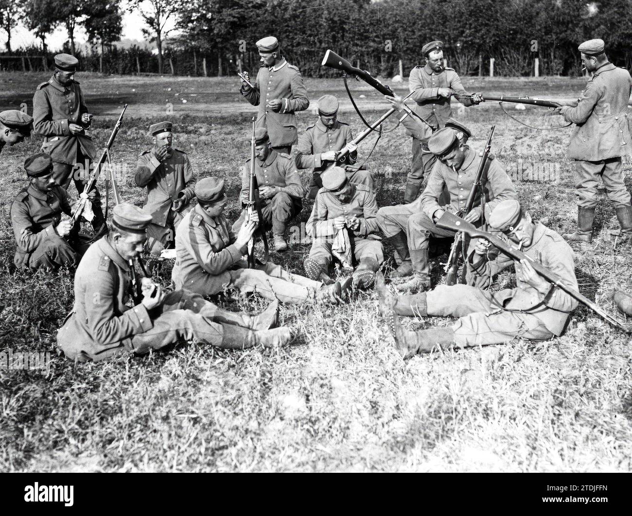 Germania. Ottobre 1914. Preparativi per la lotta. I soldati tedeschi puliscono ed esaminano i loro fucili nel campo. Crediti: Album / Archivo ABC Foto Stock