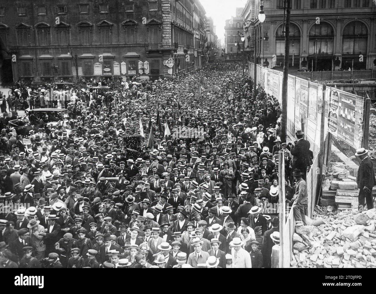 06/05/1915. Una dimostrazione commemorativa a Roma. Piazza colonna al passaggio dell'imponente manifestazione verificata in occasione dell'anniversario dello Statuto (Costituzione). Le Bandiere delle regioni irredenti Trento, Trieste, Istria e Dalmazia apparvero nella processione. Crediti: Album / Archivo ABC / Charles Trampus Foto Stock