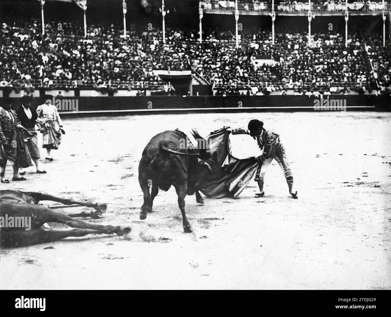 24/08/1913. Plaza de San Sebastian, 24 agosto. Bomba quando si salva in pericolo di caduta. Crediti: Album / Archivo ABC / Martín Foto Stock