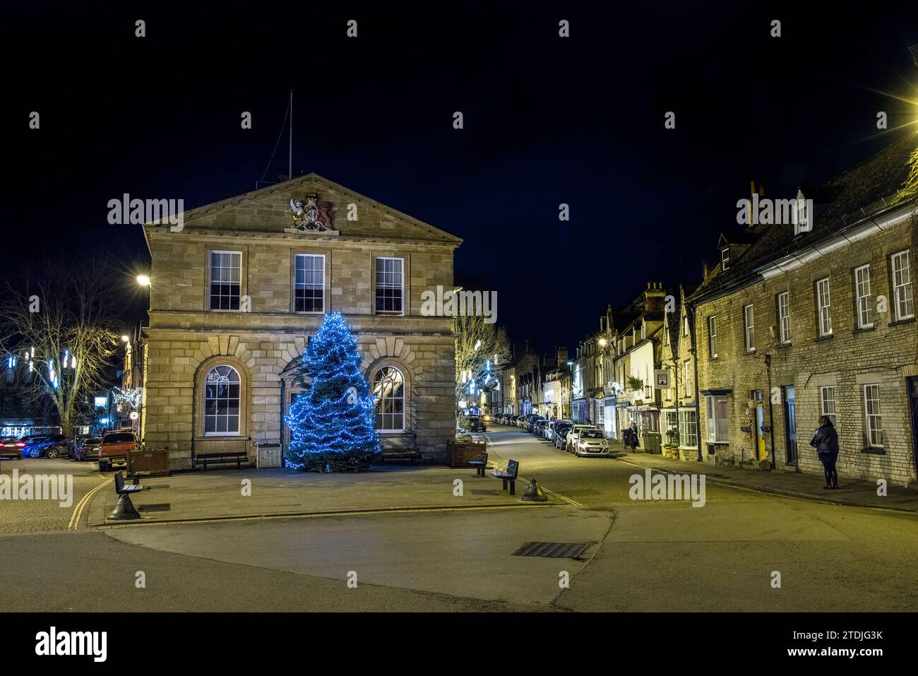 Il municipio di Woodstock di notte con l'albero di Natale, Oxfordshire, Regno Unito Foto Stock