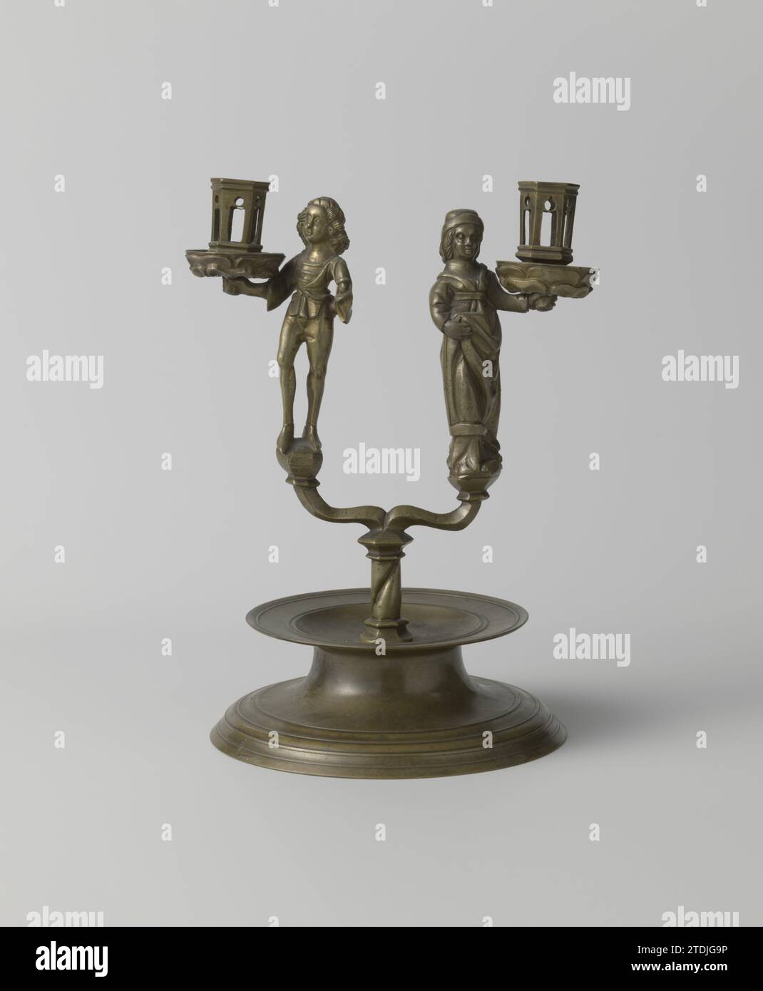 Due povero candelabro con una figura maschile e una femminile, anonima, c. 1850 - c. 1900 il candelabro è composto dalle seguenti otto parti, di cui solo le prime due sono rimovibili: Il piede, il tronco, le due figure, i due catacchini grassi e i due portacandele. Il bagagliaio avvitato nel piede è fissato con un dado. La filettatura, montata nel bagagliaio con stagno o piombo, è stata rilasciata. Il piede arrotondato si trasforma in una sezione holon, che si restringe verso l'alto e che viene chiusa da un collare. I due bracci a forma di diamante del tronco sono ruotati uno sul fondo dell'altro e circa Foto Stock