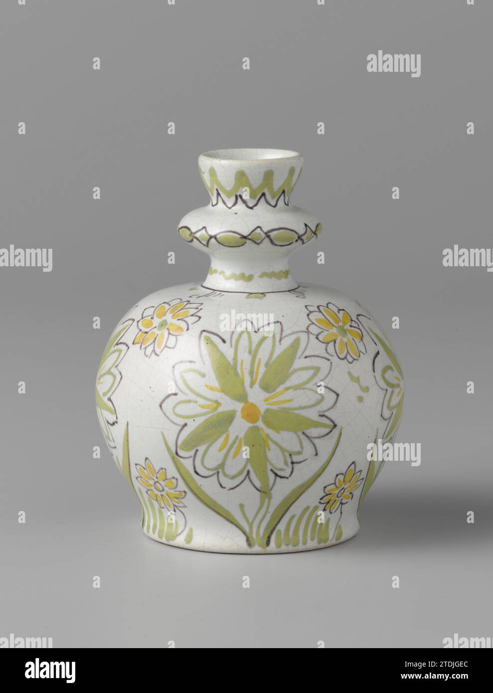 Vaso con decorazioni floreali, la bottiglia di porceleijne, c. 1880 - c. 1920 vaso di terracotta, corpo sferico, rotondo, collo tagliato con nodus al di sopra del quale il bordo della bocca è eccezionale. Il corpo e' decorato con fiori nei colori verde, giallo e nero. Terracotta Delft. Vaso glassa in terracotta, corpo sferico, rotondo, collo tagliato con nodus sopra il quale il bordo della bocca è eccezionale. Il corpo e' decorato con fiori nei colori verde, giallo e nero. Terracotta Delft. glassa Foto Stock