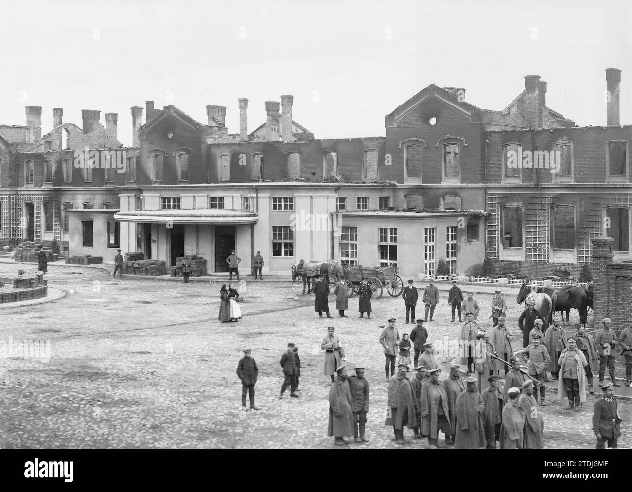 07/31/1915. I tedeschi in Russia. Piazza di una città occupata dai tedeschi. Primo, un gruppo di soldati russi feriti e prigionieri. Foto: Gebrüder Haeckel (stazione di Lyk) - data approssimativa. Crediti: Album / Archivo ABC Foto Stock