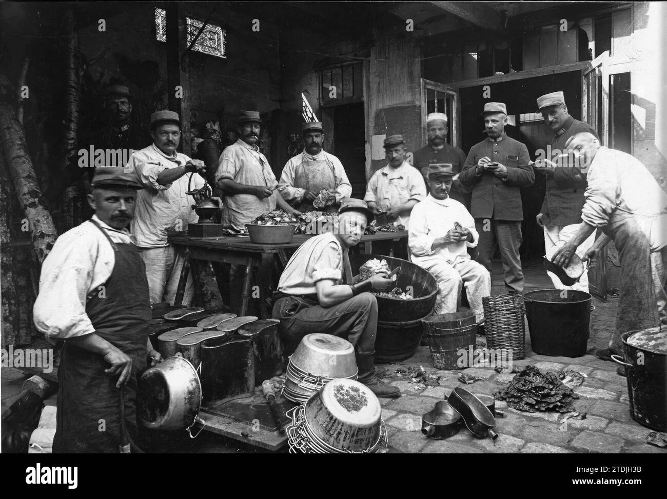 03/01/1916. I francesi in campagna. Ranch si prepara in un rifugio improvvisato vicino alla linea di combattimento. Foto: Jacques Boyer - data approssimativa. Crediti: Album / Archivo ABC Foto Stock