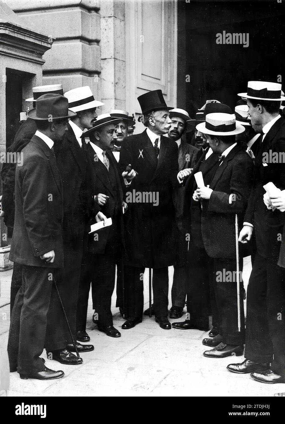 05/30/1913. Le consultazioni a causa della crisi nel Palazzo. L'ex presidente del Congresso, dato (X), lascia il palazzo. Crediti: Album / Archivo ABC / Francisco Goñi Foto Stock