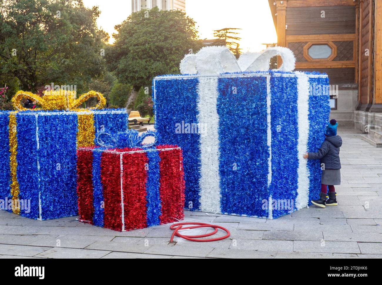 Concetto di avvicinarsi alle vacanze. Grandi scatole regalo decorative per la strada. Pacchetti natalizi. Decorazioni stradali Foto Stock