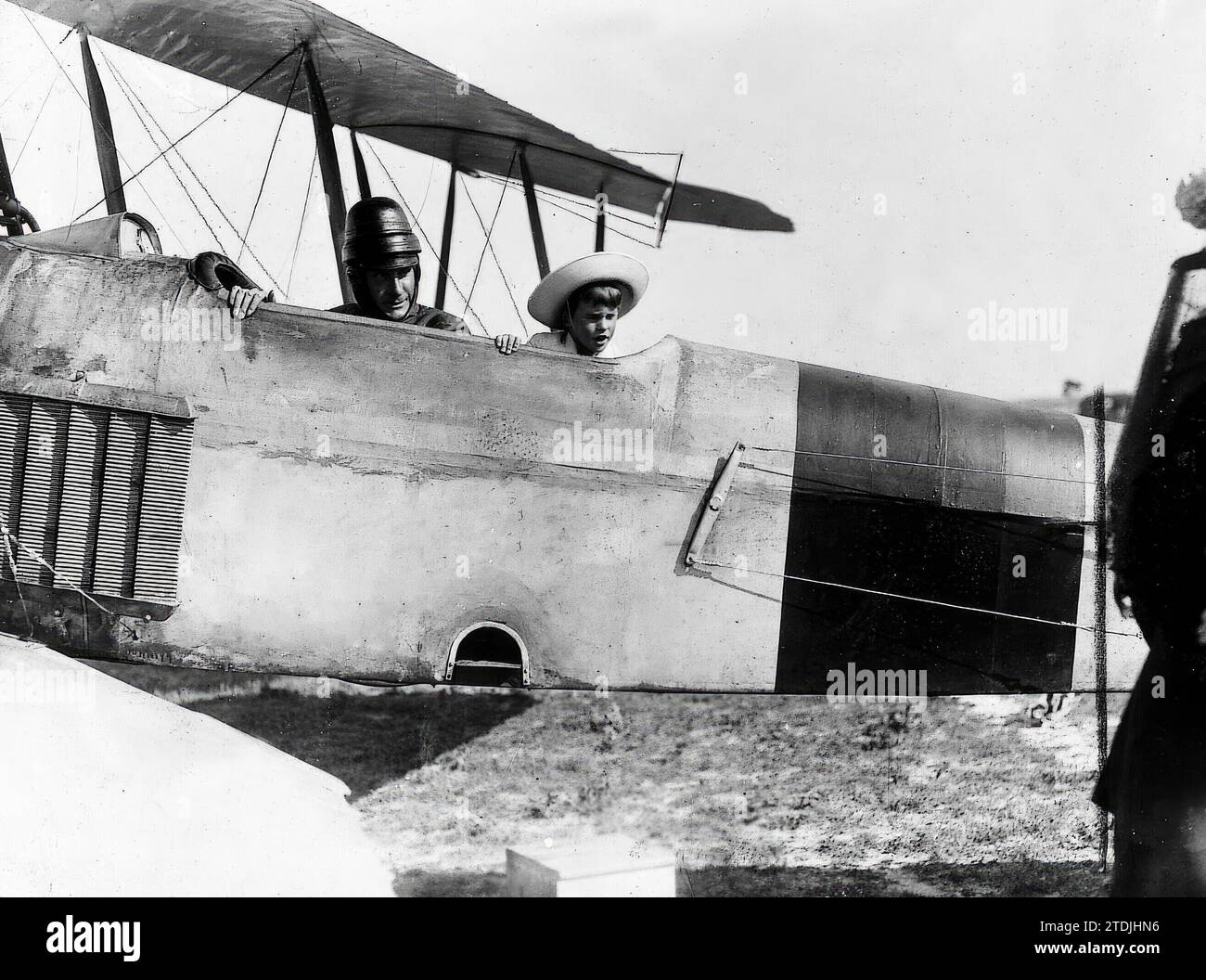 Madrid, 17/06/1915. All'aeroporto di Cuatro Vientos. Il neonato Don Alfonso e suo figlio il neonato Don Álvaro prima di imbarcarsi sul volo che hanno fatto. Crediti: Album / Archivo ABC / Septien Foto Stock