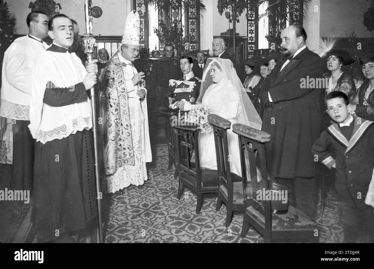 06/30/1915. Un matrimonio aristocratico a Barcellona. Il vescovo, Dr. Reig, benedice il matrimonio di Miss Concepción de Llanza, figlia del Duca di Solferino, con D. Antonio de Saavedra, figlio maggiore dei conti di Alcudia. Crediti: Album / Archivo ABC / Josep Brangulí Foto Stock