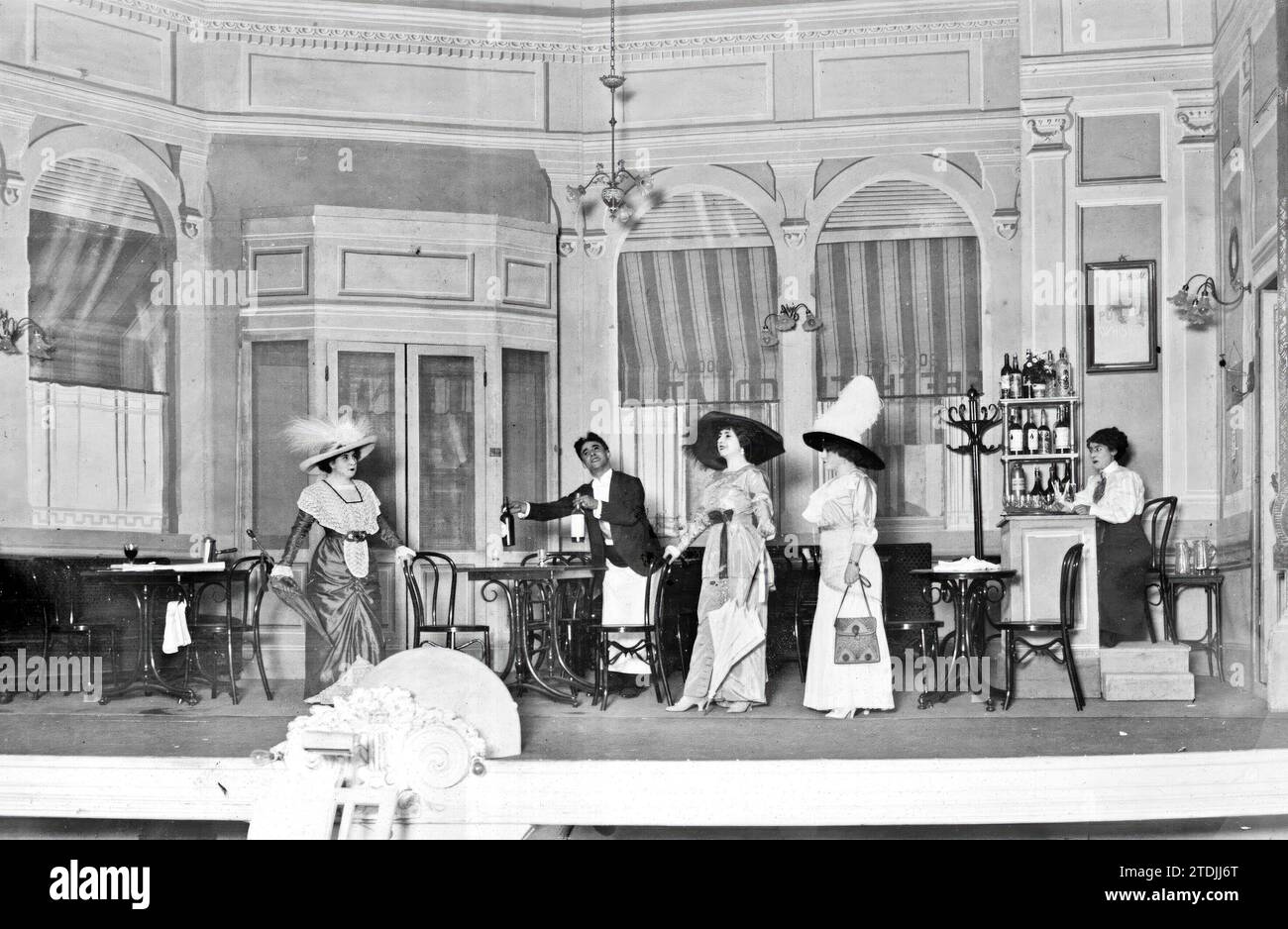 09/26/1912. Petit Cafe. Una delle scene del terzo atto del 'Petit Cafe', al teatro Eslava. Crediti: Album / Archivo ABC / Julio Duque Foto Stock