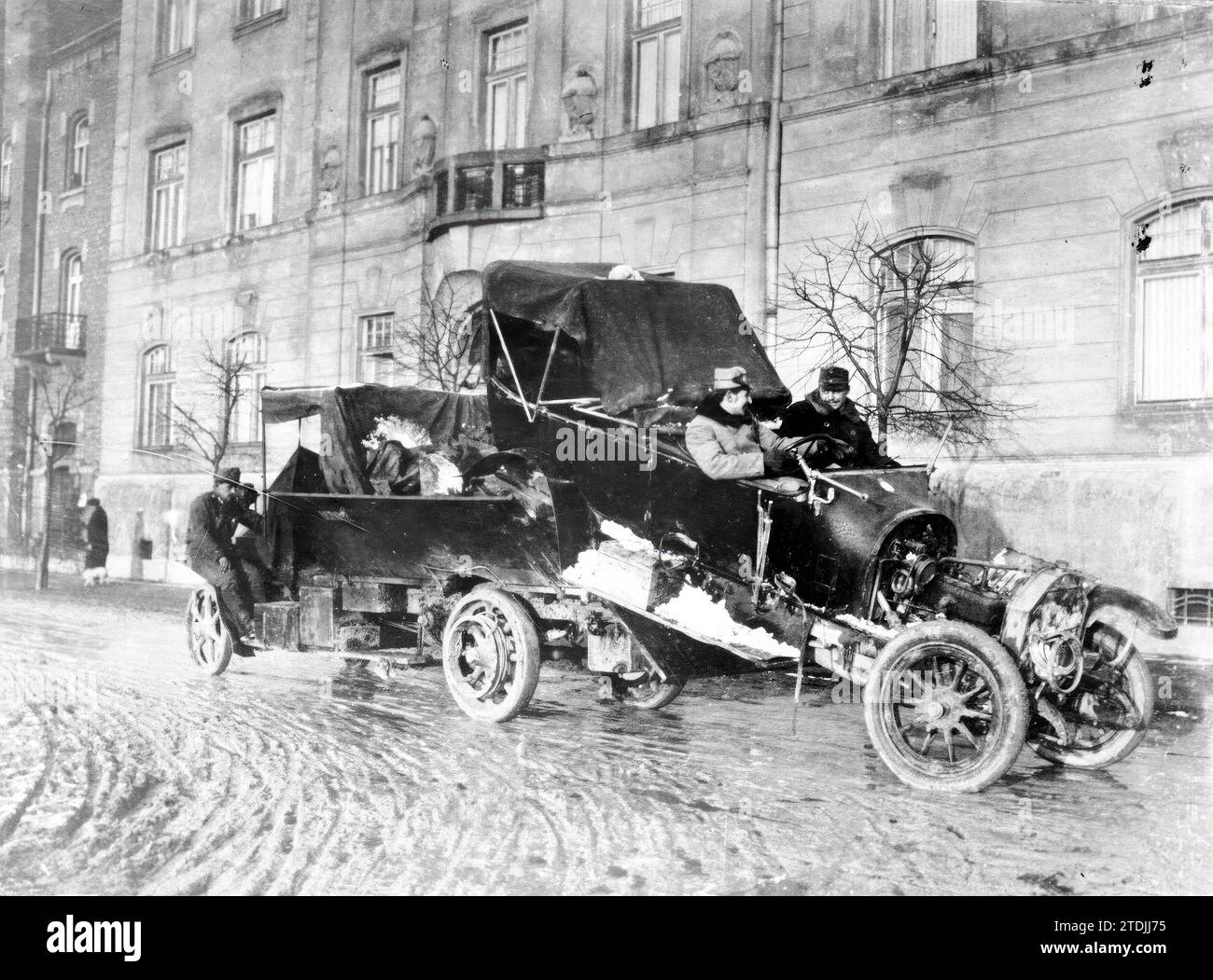 03/31/1915. Le automobili in guerra. Il camion che traina un'auto militare austriaca danneggiata da uno scatto di cannone (foto Haeckel) contiene il timbro Trampus - data approssimativa. Crediti: Album / Archivo ABC Foto Stock