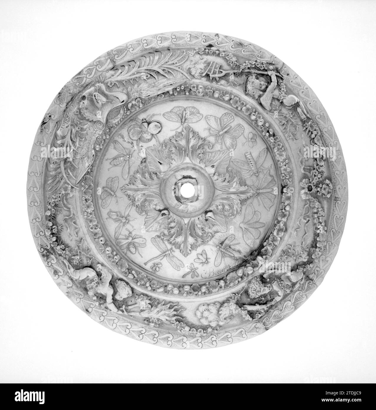 Piatto decorato con fianchi di fiori guidati e putti, Claes Baardt, 1690 Rotondo, piatto a volta in argento, con decorazioni inclinate. Sul bordo, ghirlande di fiori fini e putti con torce, e una con frecce cuore perforato. Al centro una rosetta di foglie di acanto circondata da insetti. Argento Bolsward (metallo) tondo, piatto d'argento a volta, con decorazioni inclinate. Sul bordo, ghirlande di fiori fini e putti con torce, e una con frecce cuore perforato. Al centro una rosetta di foglie di acanto circondata da insetti. Argento Bolsward (metallo) Foto Stock