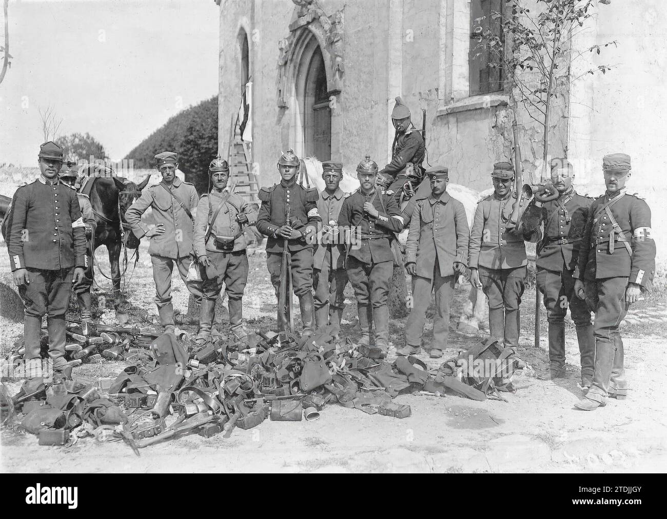 08/31/1914. Francesi e tedeschi. Soldati della Croce Rossa francese e soldati prigionieri tedeschi che contemplano un mucchio di abbigliamento militare, bottino di guerra preso dai francesi. Crediti: Album / Archivo ABC / Meurisse Foto Stock