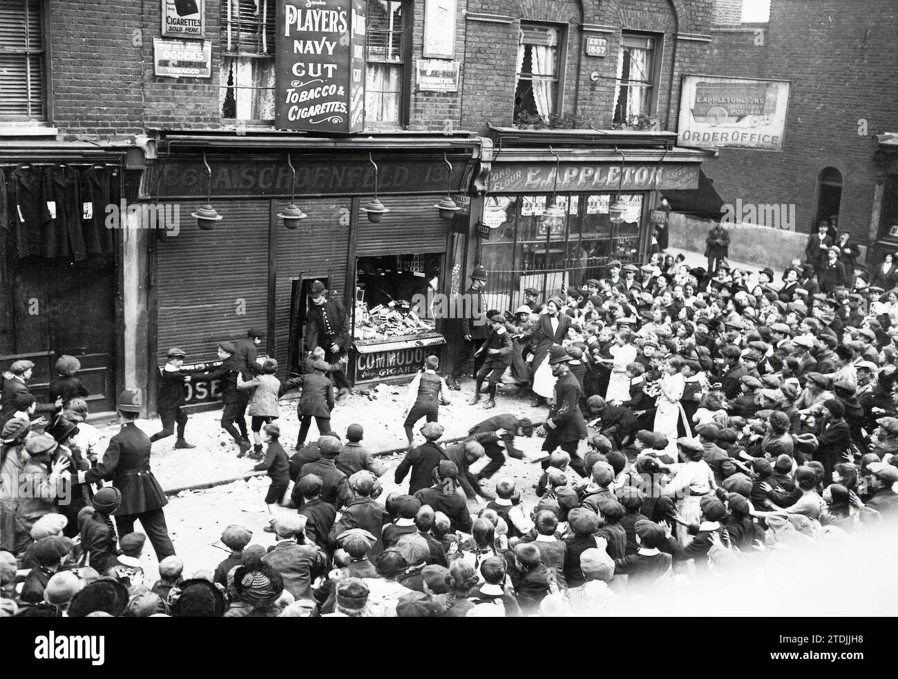 04/30/1915. Rivolte anti-tedesche a Londra. Aggressione alla tabaccheria di un soggetto tedesco in Crisp Street. Crediti: Album / Archivo ABC Foto Stock