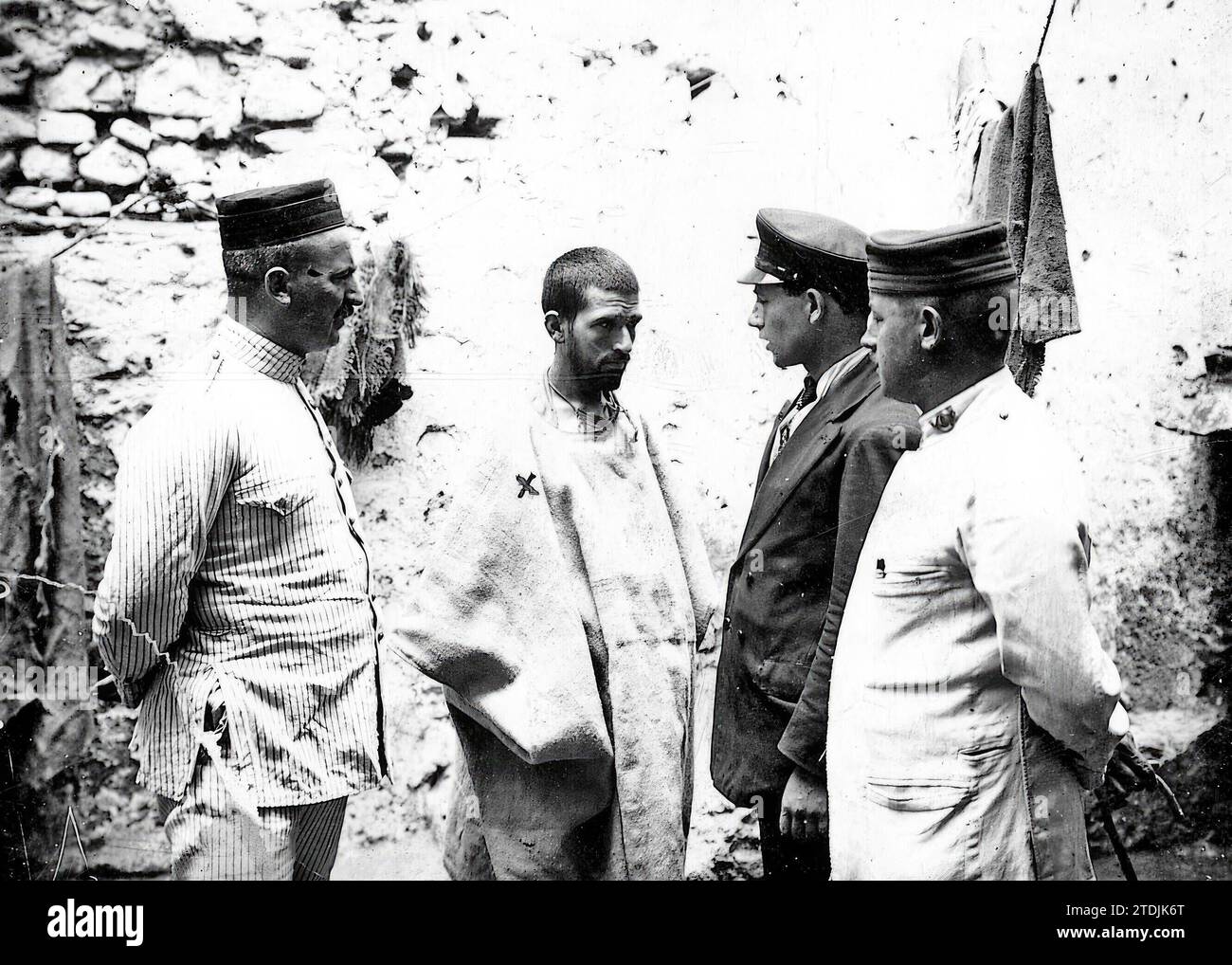 06/30/1913. Un parente di Raisuli. Capitano Vallariano, tenente signor Alegría e l'interprete dell'Arcila tabor che parla con il nipote di Raisuli (X), prigioniero delle nostre truppe. Crediti: Album / Archivo ABC / Alonso Foto Stock