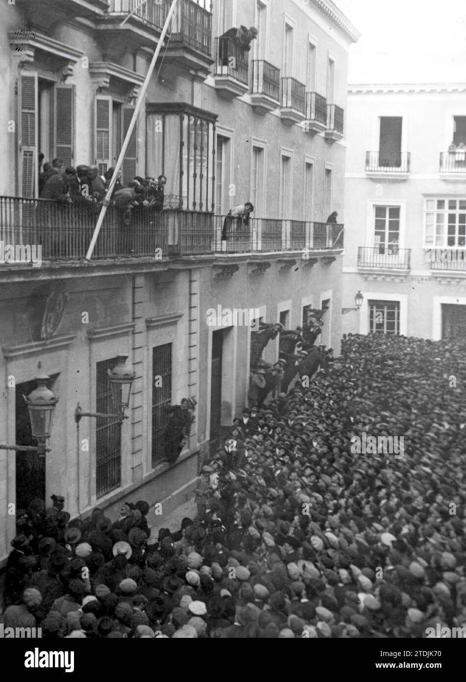 12/16/1915. Il conflitto di Siviglia. La manifestazione davanti al governo civile, quando la sua presidenza, composta dai signori Luca de Tena, Pascual Wert, Pedro Fernández Palacios, Mensaque e altri, ha reso conto della sua intervista con il governatore da un balcone dell'edificio ufficiale. Crediti: Album / Archivo ABC / Juan Barrera Foto Stock