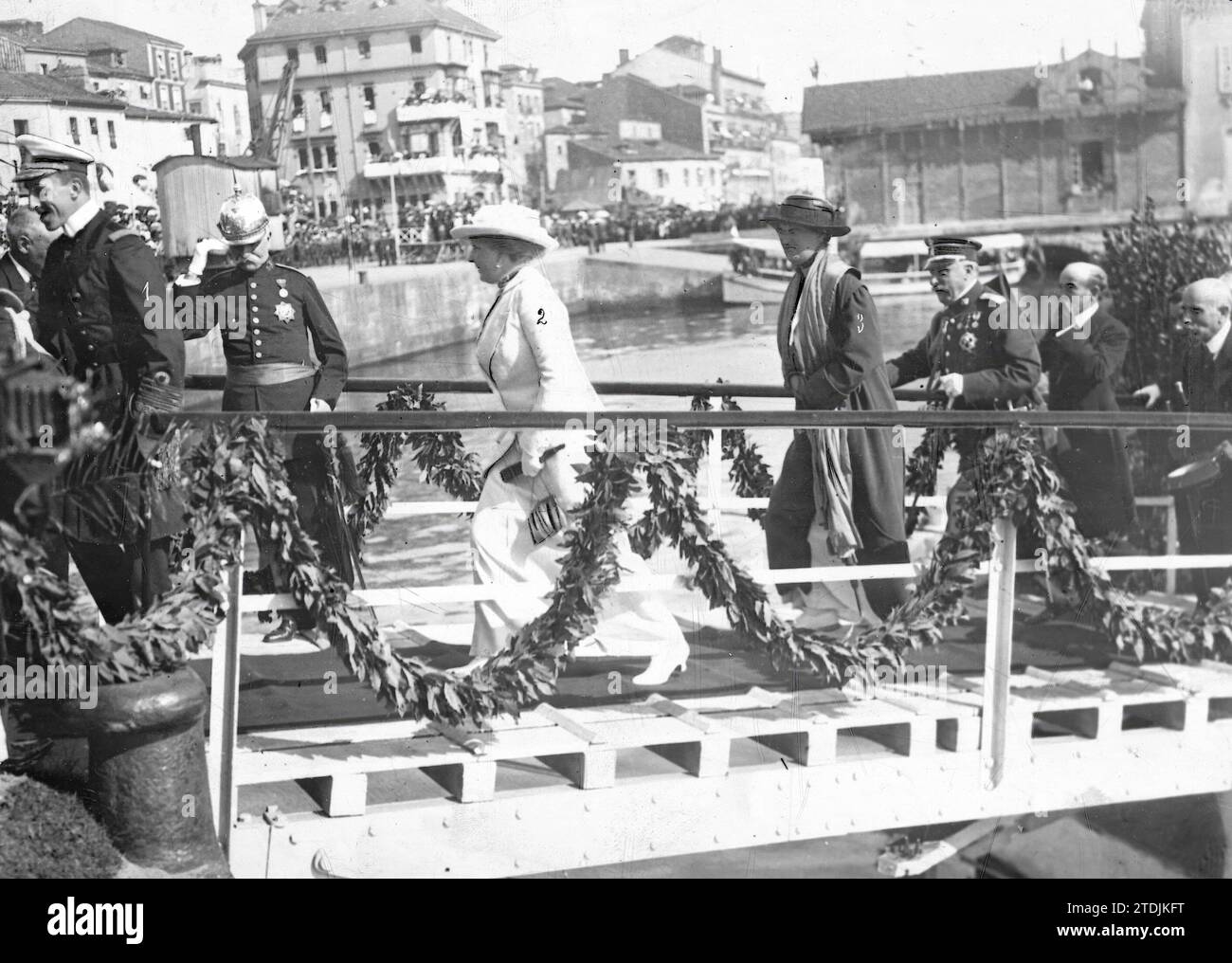 07/31/1913. Al Gijón Regattas. HM il re (1), HM la regina (2) e HH l'infanta Doña Luisa (3), al momento dello sbarco dalla Regata, accompagnati dalle autorità. Crediti: Album / Archivo ABC / Francisco Goñi Foto Stock