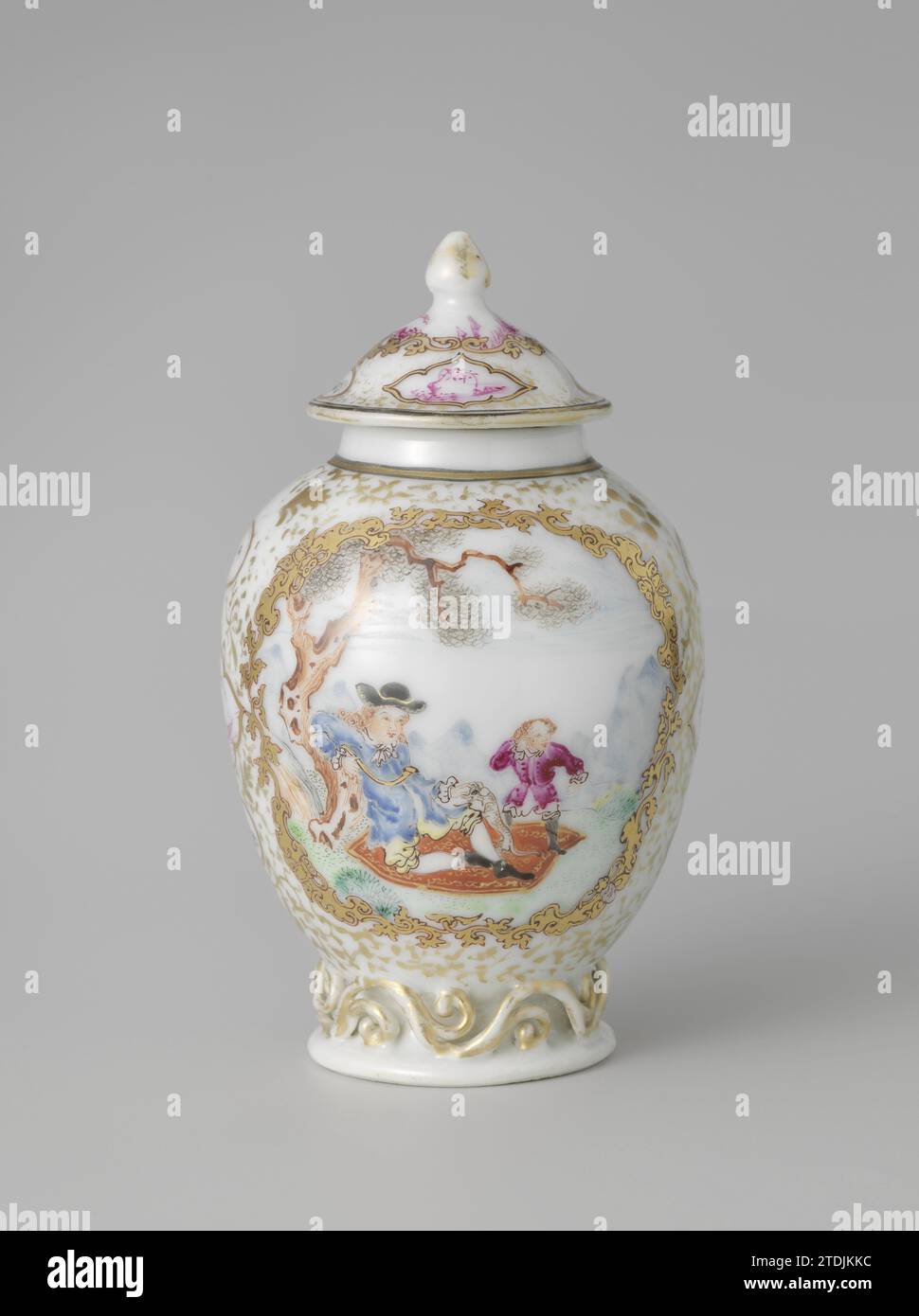 Caddy per il tè, c. 1740 - c. 1745 tè in porcellana a forma di uovo, su base con ricci lavorati a vista, verniciato sullo smalto in blu, rosso, rosa, verde, giallo, melanzane, nero e oro. Sul muro due volte un cartiglio di viti a foglia con un europeo con un cesto sulla schiena in un paesaggio fluviale. L'altro cartiglio con un europeo seduto su un tappeto sotto un albero con un cane. Ha uno SCETTRO Ruyi in mano. Un servo accanto a lui. Tra le file di fiori di cartiglio con due medaglioni e un quattro passi con piante in Encre de Chine of Pink. Il coperchio con gli stessi medaglioni sulle viti da fiore. Prestazioni europee i Foto Stock