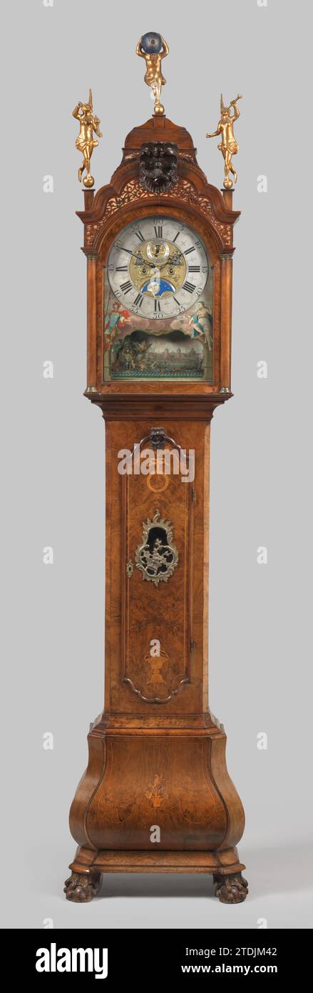 Standing Klok, Jan Hermelinck Amsterdam, Jan Hermelinck, c. 1750 - prima del 1799 Orologio in piedi nell'armadietto di quercia incollato con noce. La vaschetta A S poggia sulle gambe A artiglio. Lo sportello superiore e inferiore dell'armadietto scumato ha un diamante con impasto di rame e mostra un vaso e un arco con corona in marqueterie in legno più leggero. Il cofano presenta una struttura del tetto sgualcita con pezzo crespato con rocaille; agli angoli delle colonne toscane. Tre figure dorate, due della fama e atlas, incoronano il cofano. Una rappresentazione mitologica e figure sono dipinte sotto il quadrante. Legno di Amsterdam (materiale vegetale). quercia (legno) Foto Stock